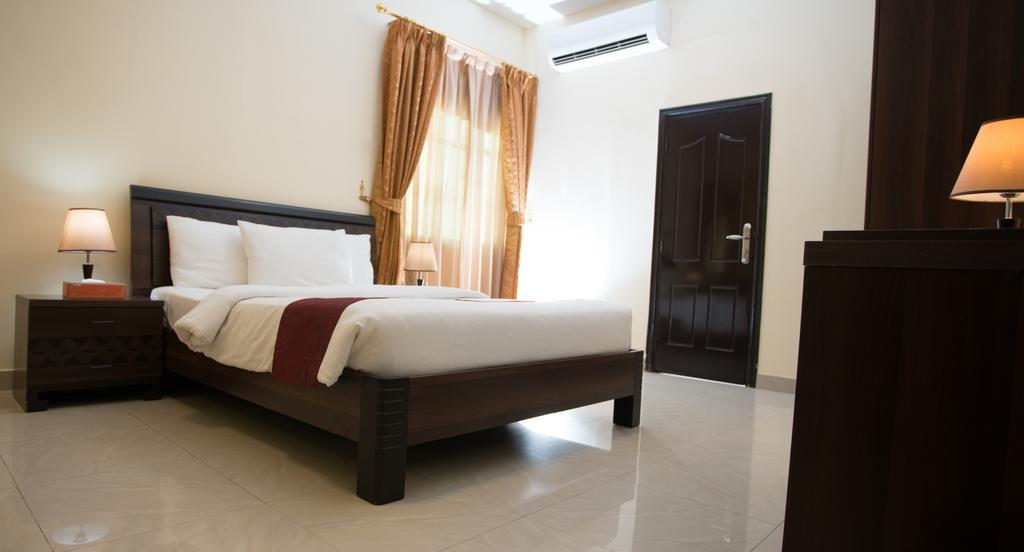 Tiger Home Hotel Apartments Muskat Bagian luar foto