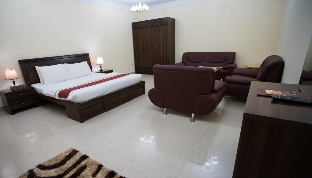 Tiger Home Hotel Apartments Muskat Bagian luar foto