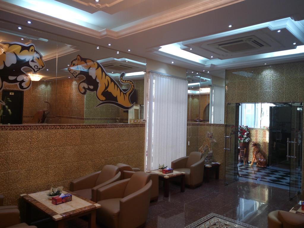 Tiger Home Hotel Apartments Muskat Bagian luar foto