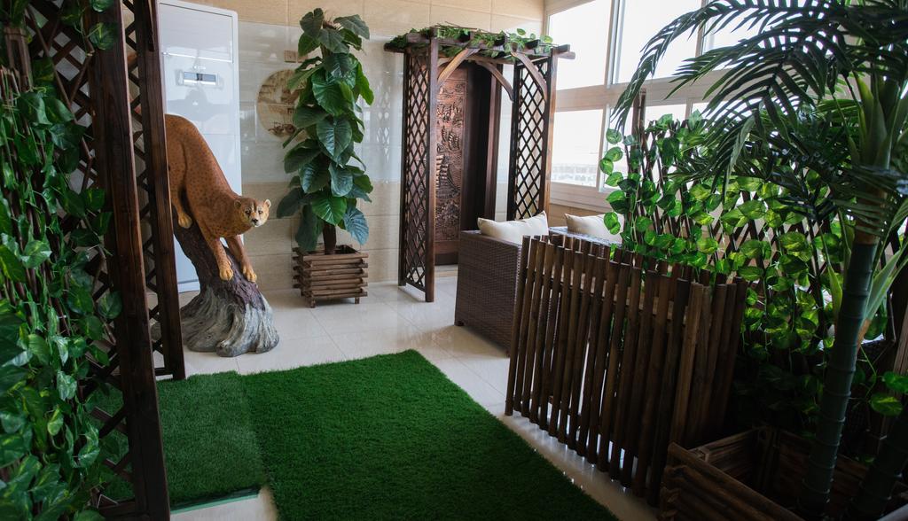Tiger Home Hotel Apartments Muskat Bagian luar foto