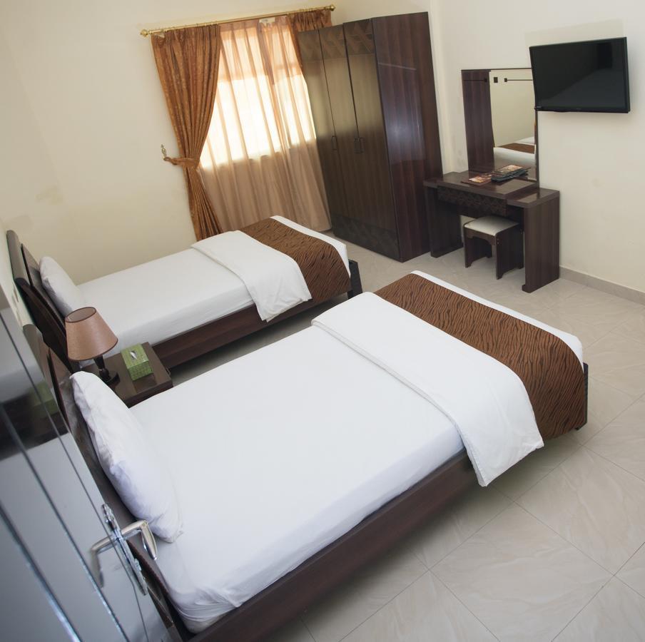 Tiger Home Hotel Apartments Muskat Bagian luar foto