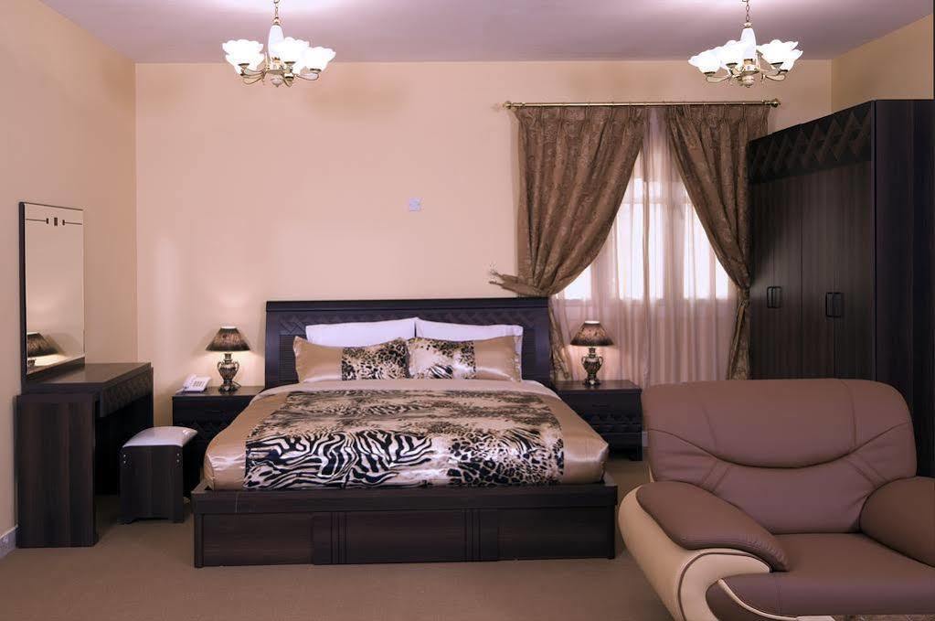 Tiger Home Hotel Apartments Muskat Bagian luar foto