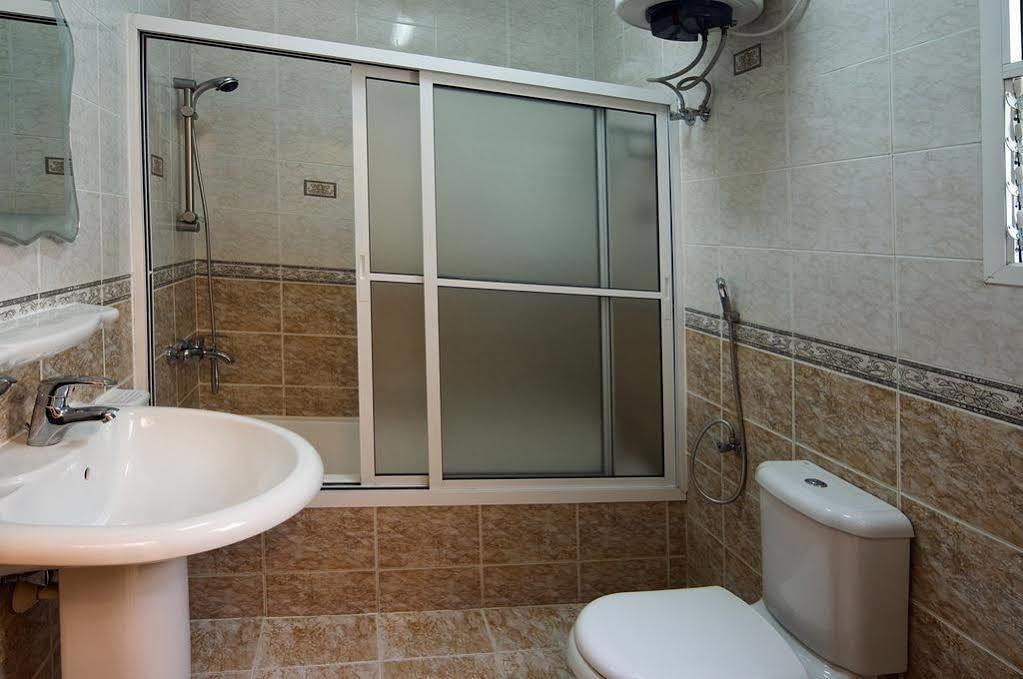 Tiger Home Hotel Apartments Muskat Bagian luar foto
