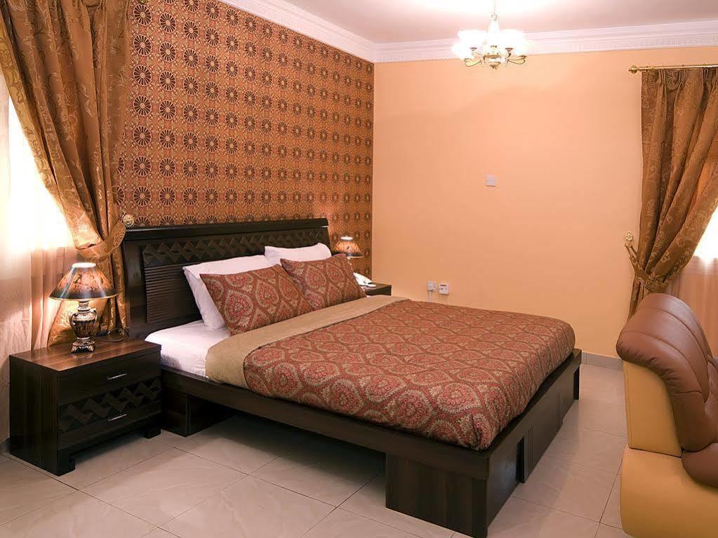 Tiger Home Hotel Apartments Muskat Bagian luar foto