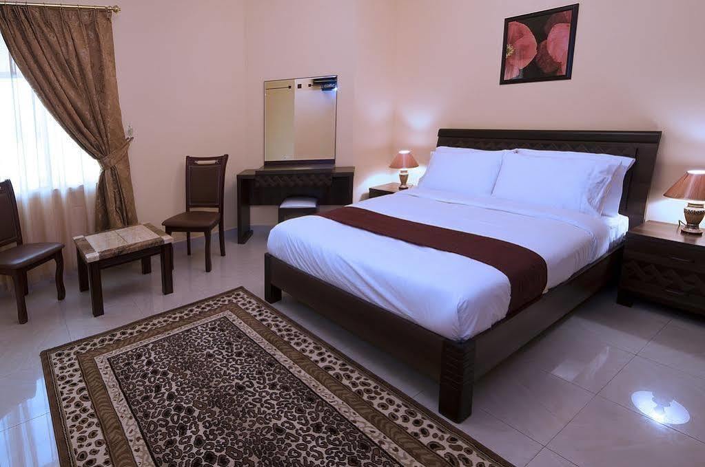 Tiger Home Hotel Apartments Muskat Bagian luar foto