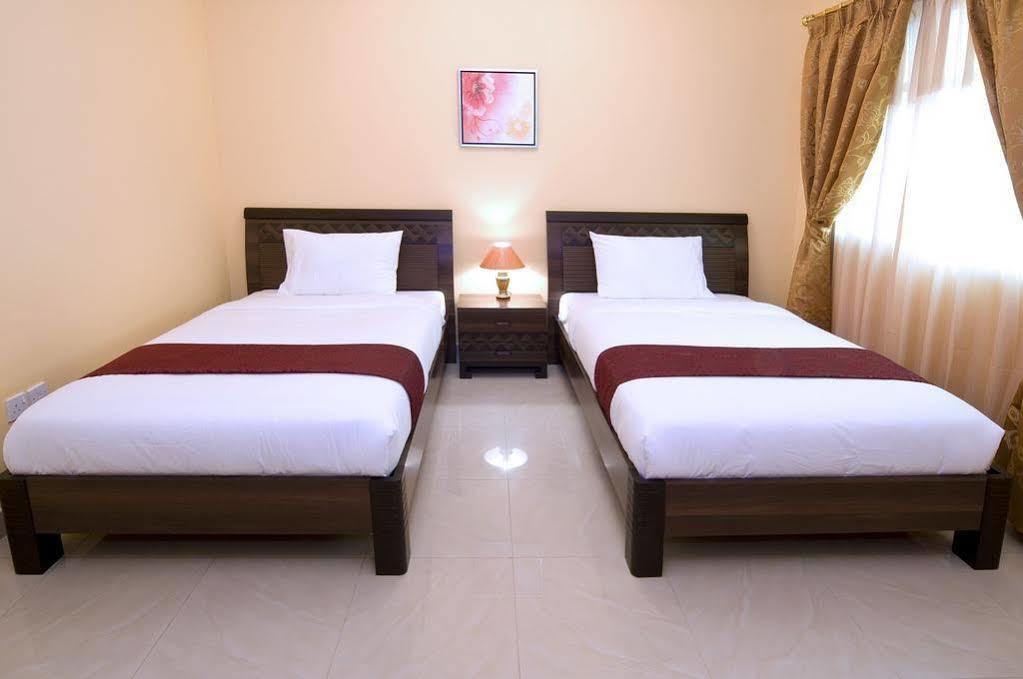 Tiger Home Hotel Apartments Muskat Bagian luar foto