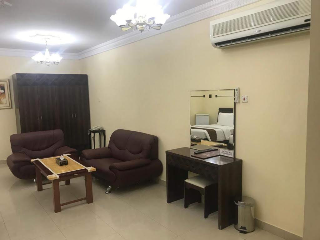 Tiger Home Hotel Apartments Muskat Bagian luar foto