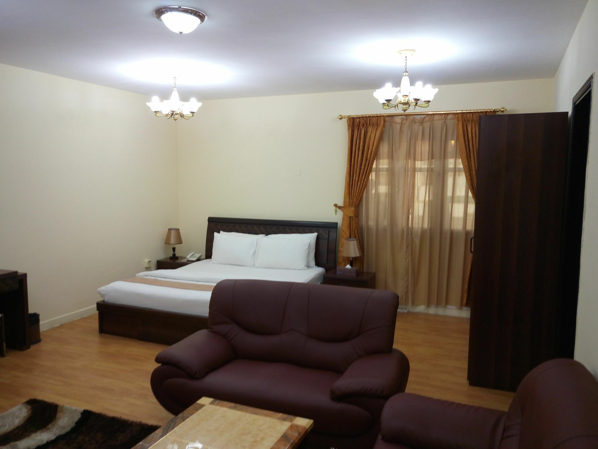 Tiger Home Hotel Apartments Muskat Bagian luar foto