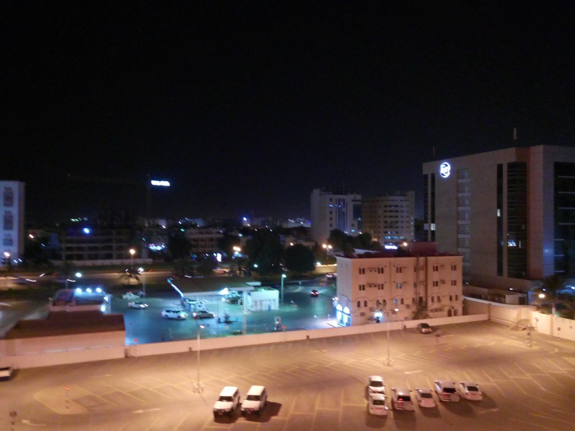 Tiger Home Hotel Apartments Muskat Bagian luar foto