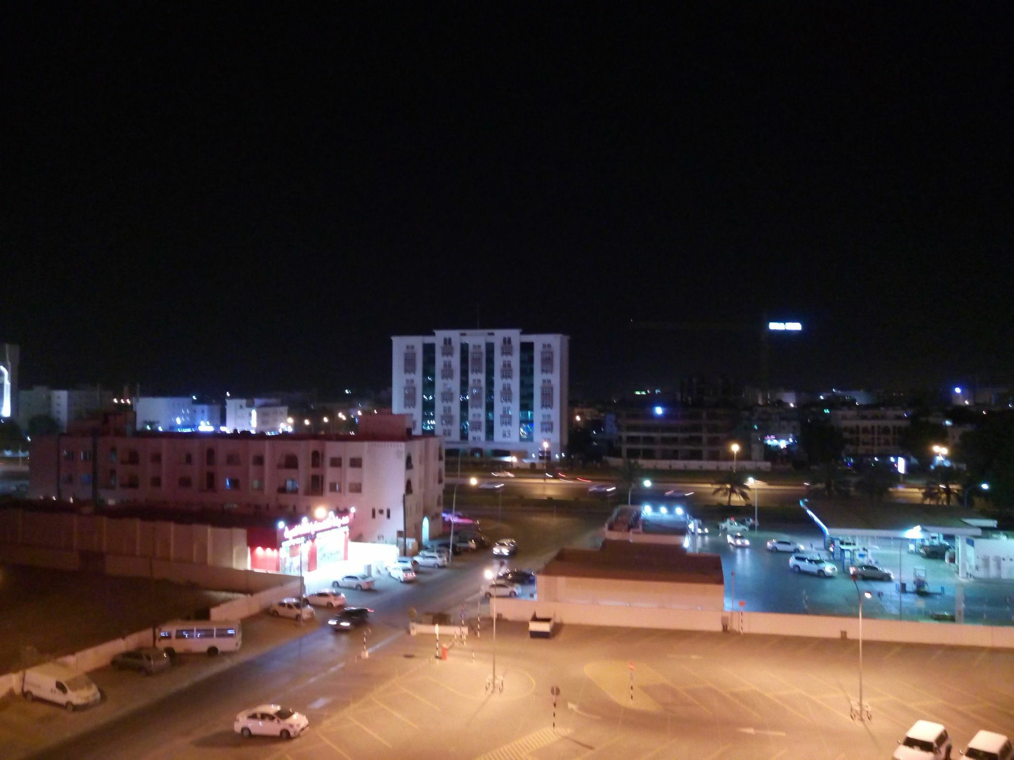 Tiger Home Hotel Apartments Muskat Bagian luar foto