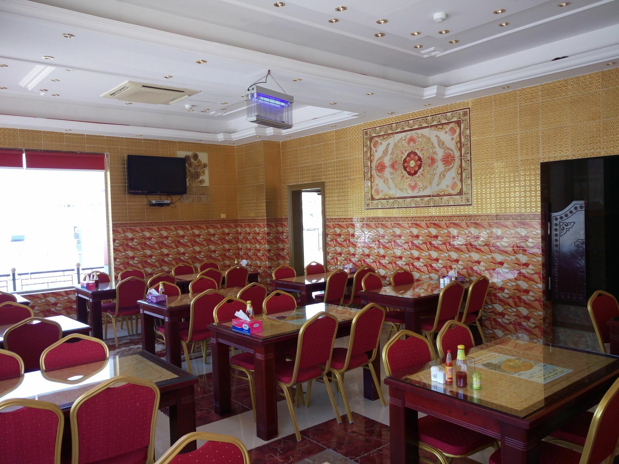 Tiger Home Hotel Apartments Muskat Bagian luar foto