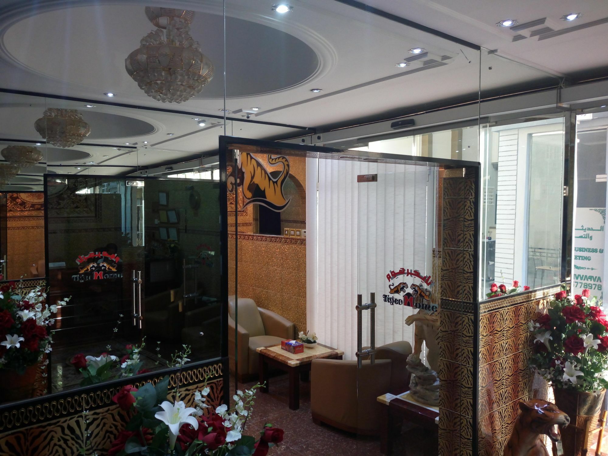 Tiger Home Hotel Apartments Muskat Bagian luar foto